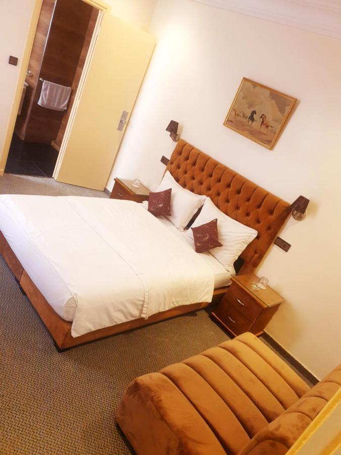 Astoria Hotel 2*